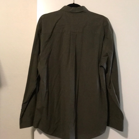 Men’s Van Heusen Button Down - Picture 2 of 4